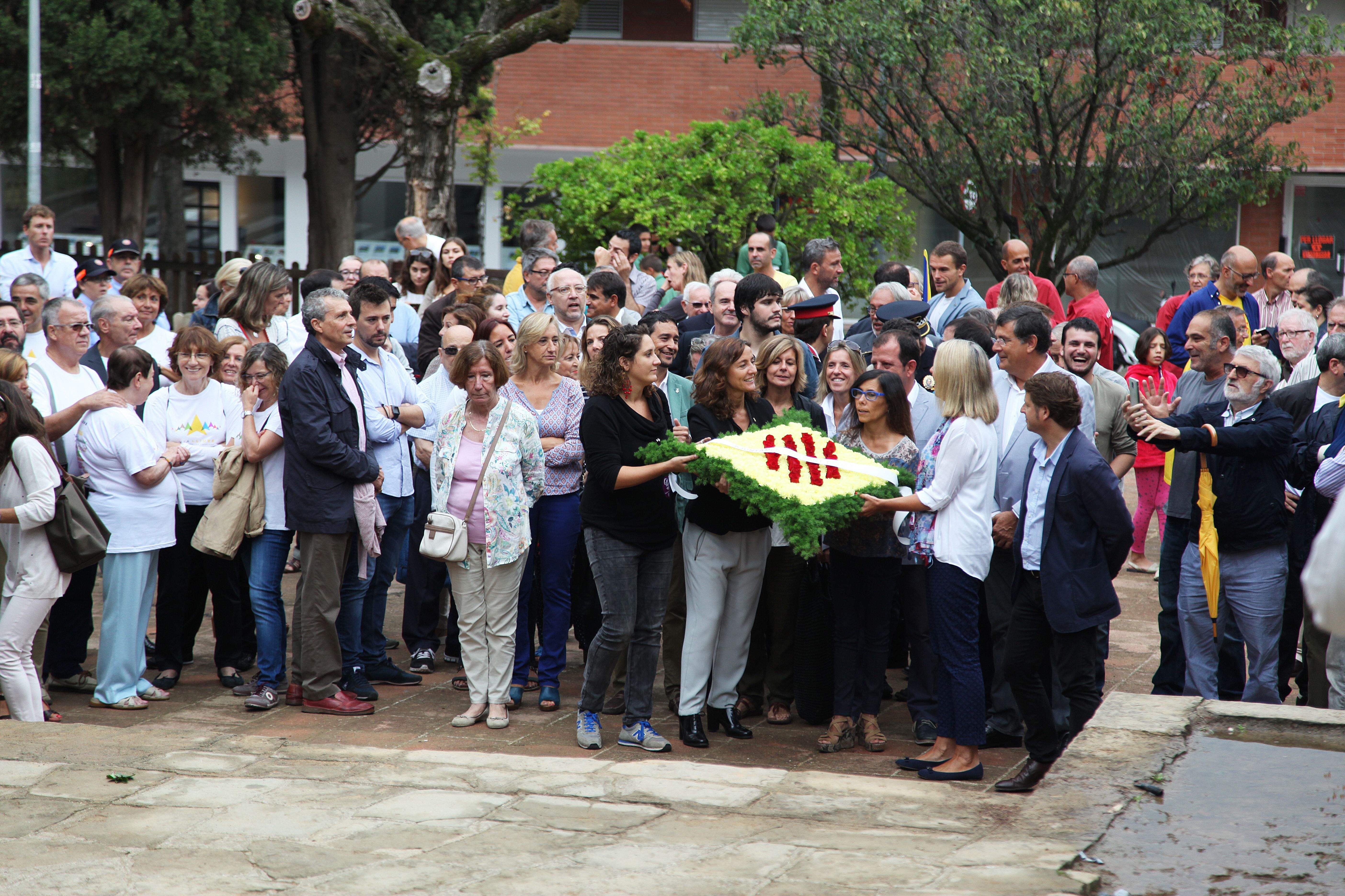 Ofrena dels portaveus municipals ( menys PP i Cs) al monument de Rafael de Casanova FOTO: Lali Puig 