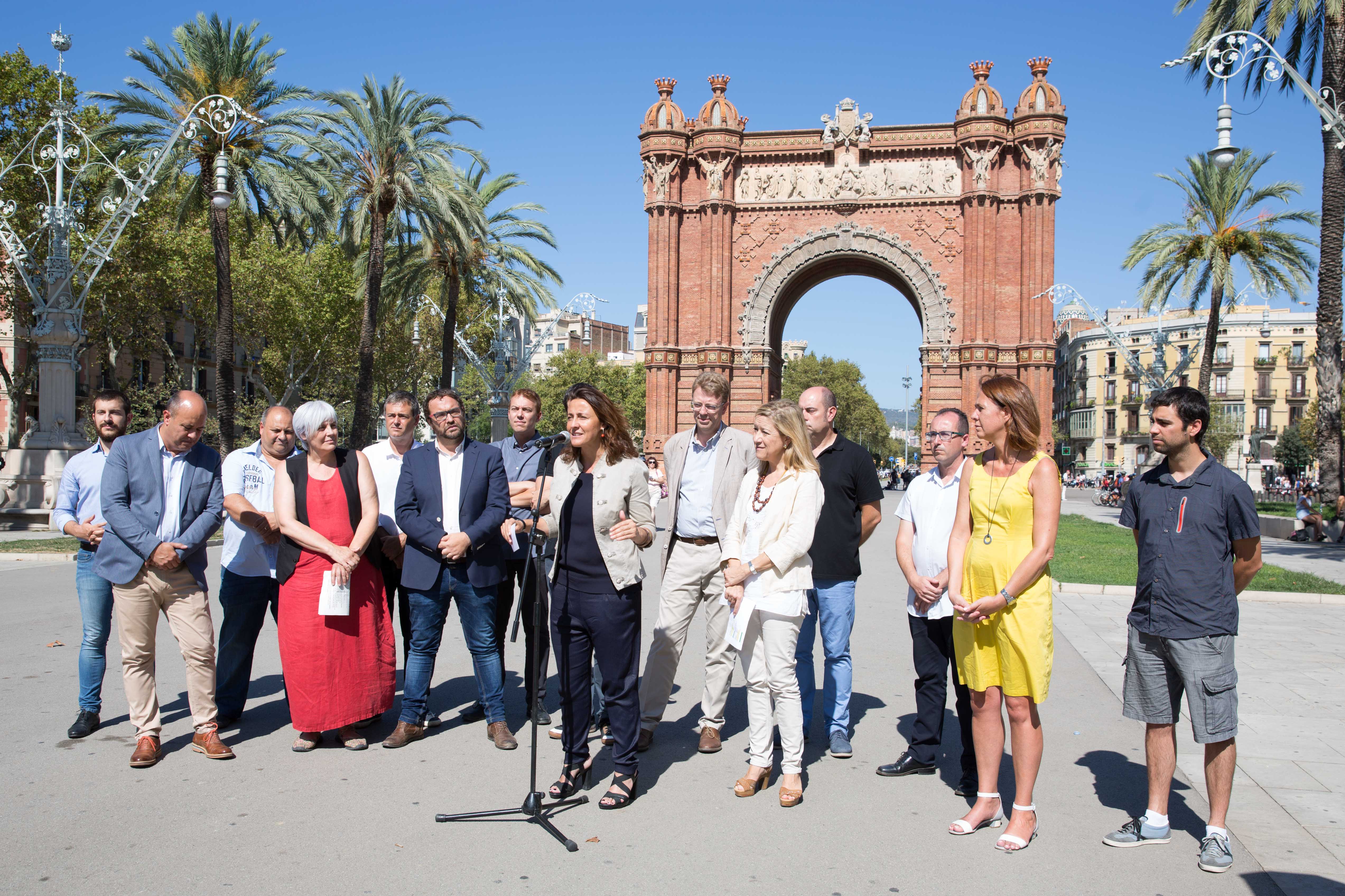 Mercè Conesa, acompanyada d'altres alcaldes, aquest 7 de setembre a l'Arc de Triomf FOTO: Localpres
