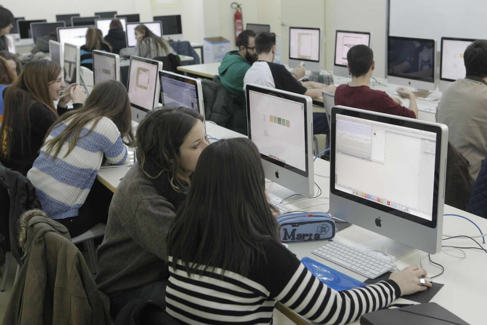 Estudiants de l’escola d’Art en una aula d’informàtica FOTO: Artur Ribera