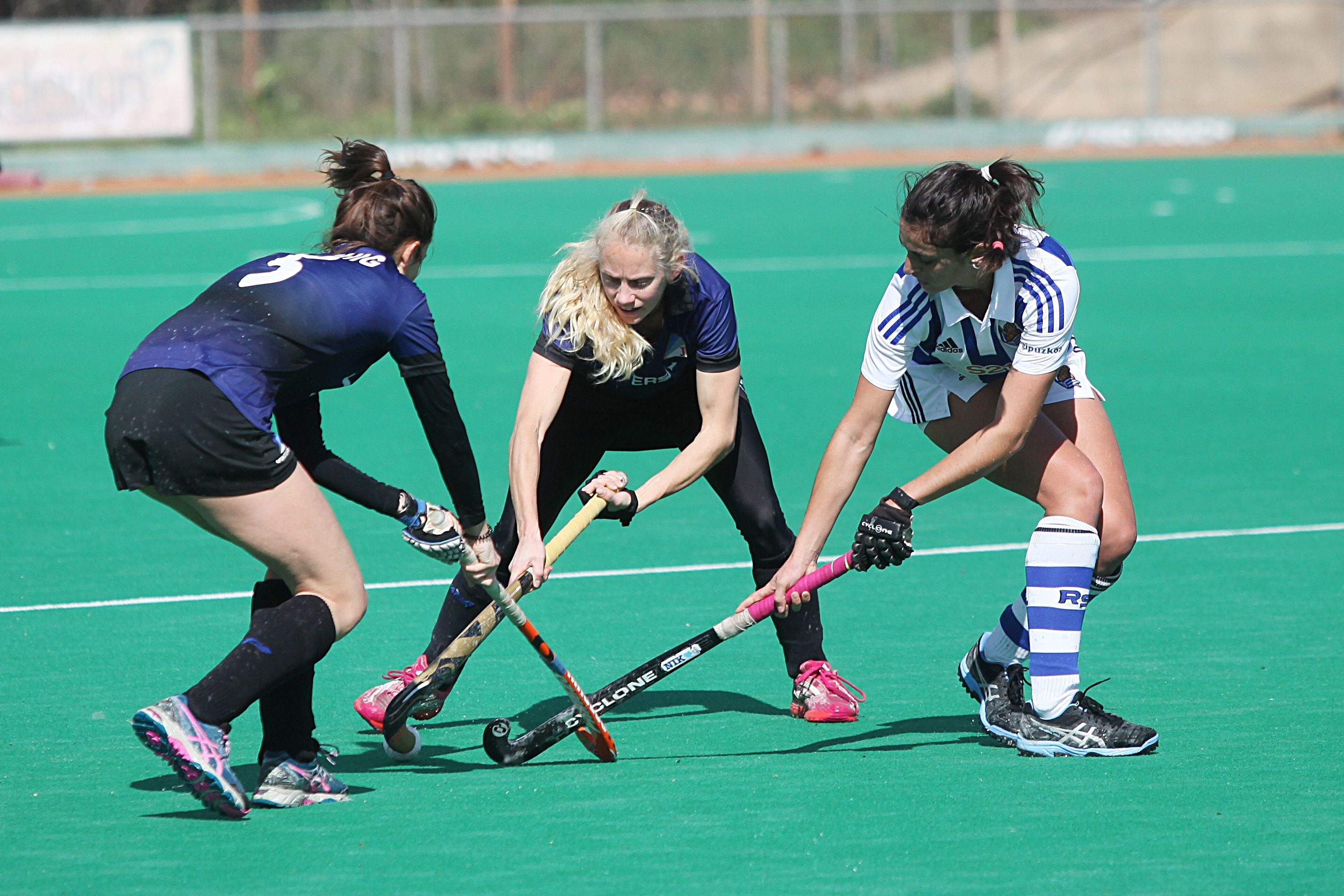 Jennifer Plas, al mig de la imatge, no seguirà al primer equip. FOTO: Lali Puig