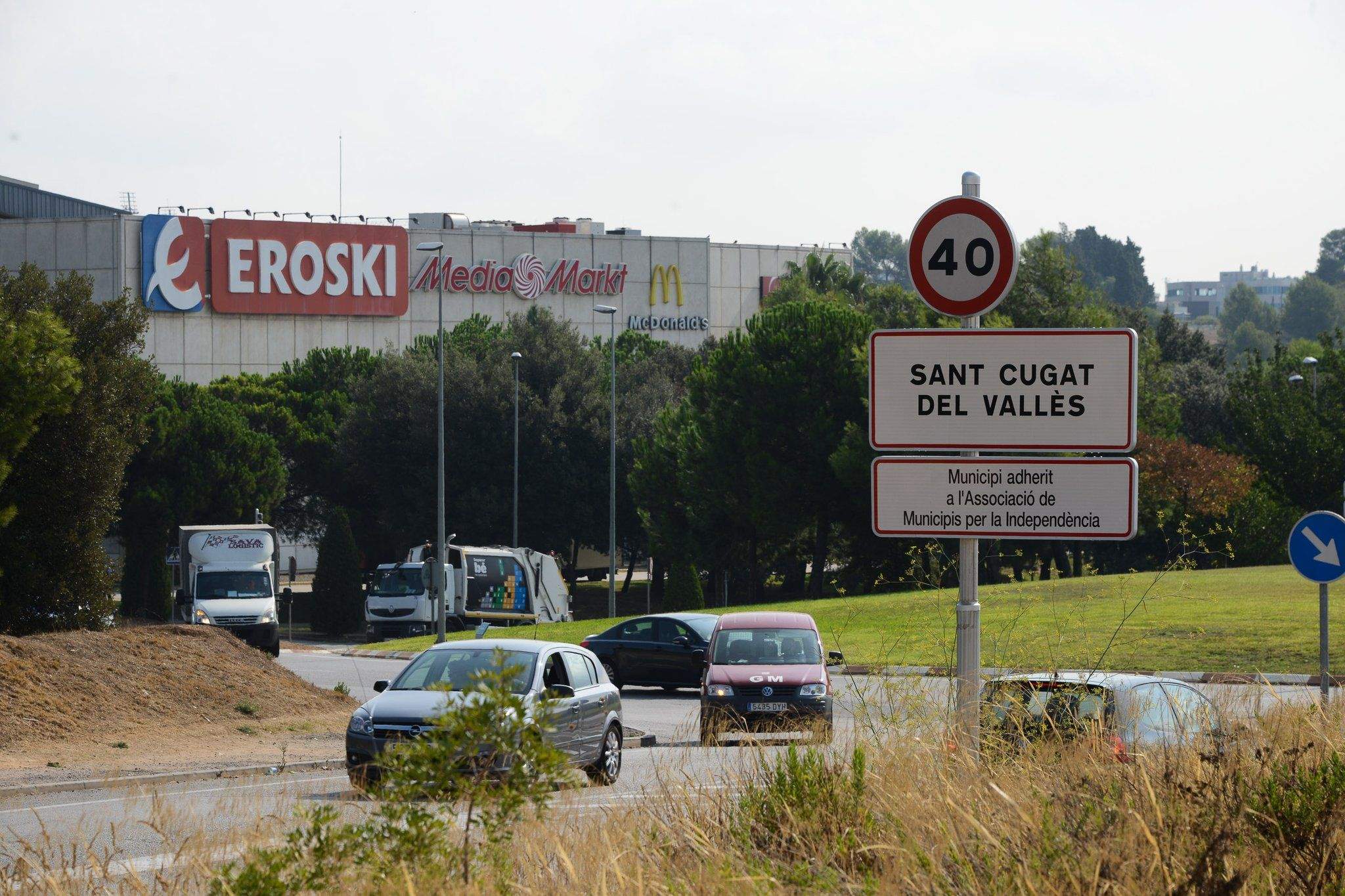 Un dels cartells que publicita que Sant Cugat forma part de l'Associació de Municipis per la Independència FOTO: Premsa Sant Cugat
