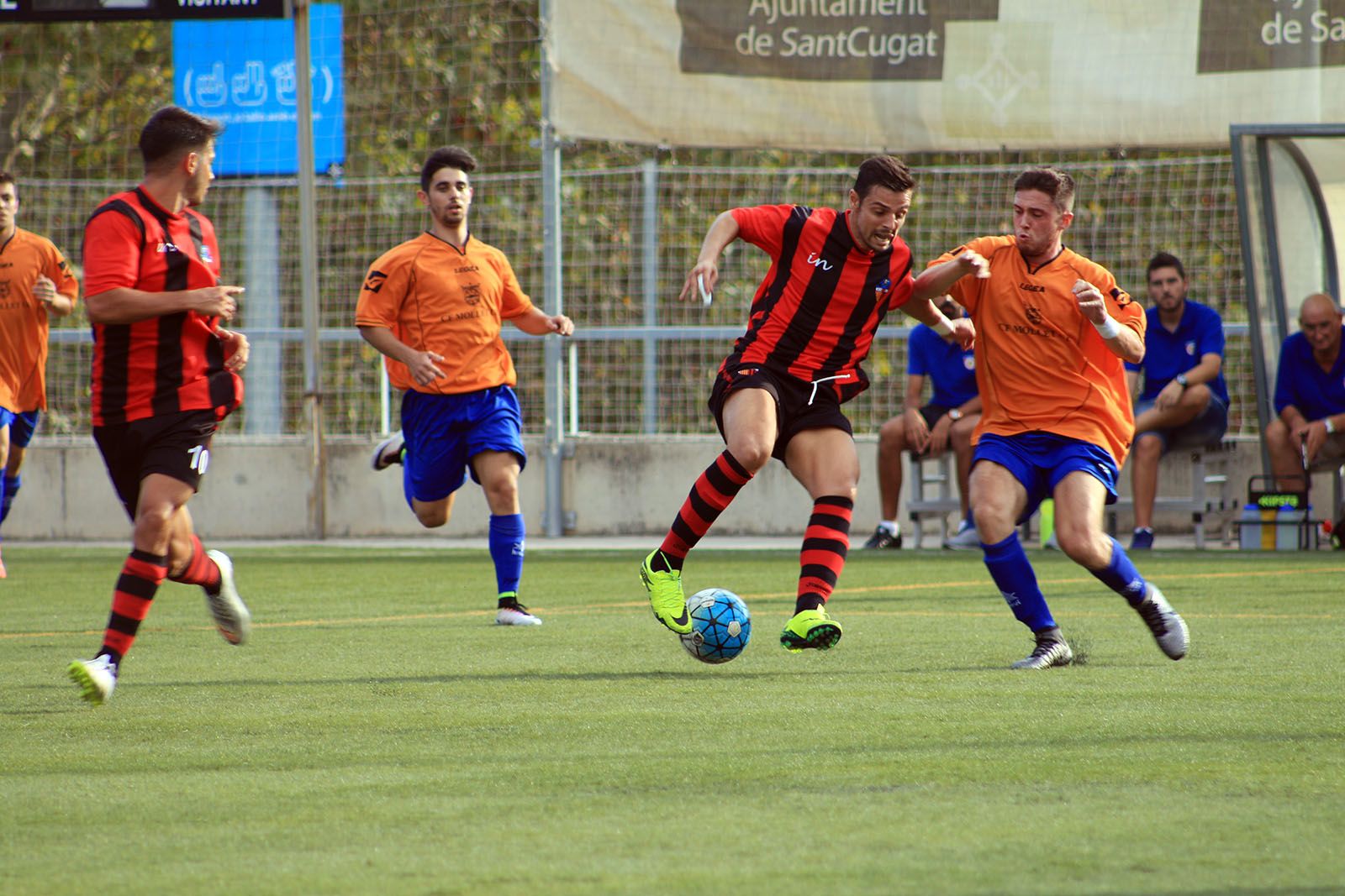 El partit entre el Sant Cugat Esport FC i el CF Mollet UE ha acabat amb empat (1-1). FOTO: Lali Álvarez