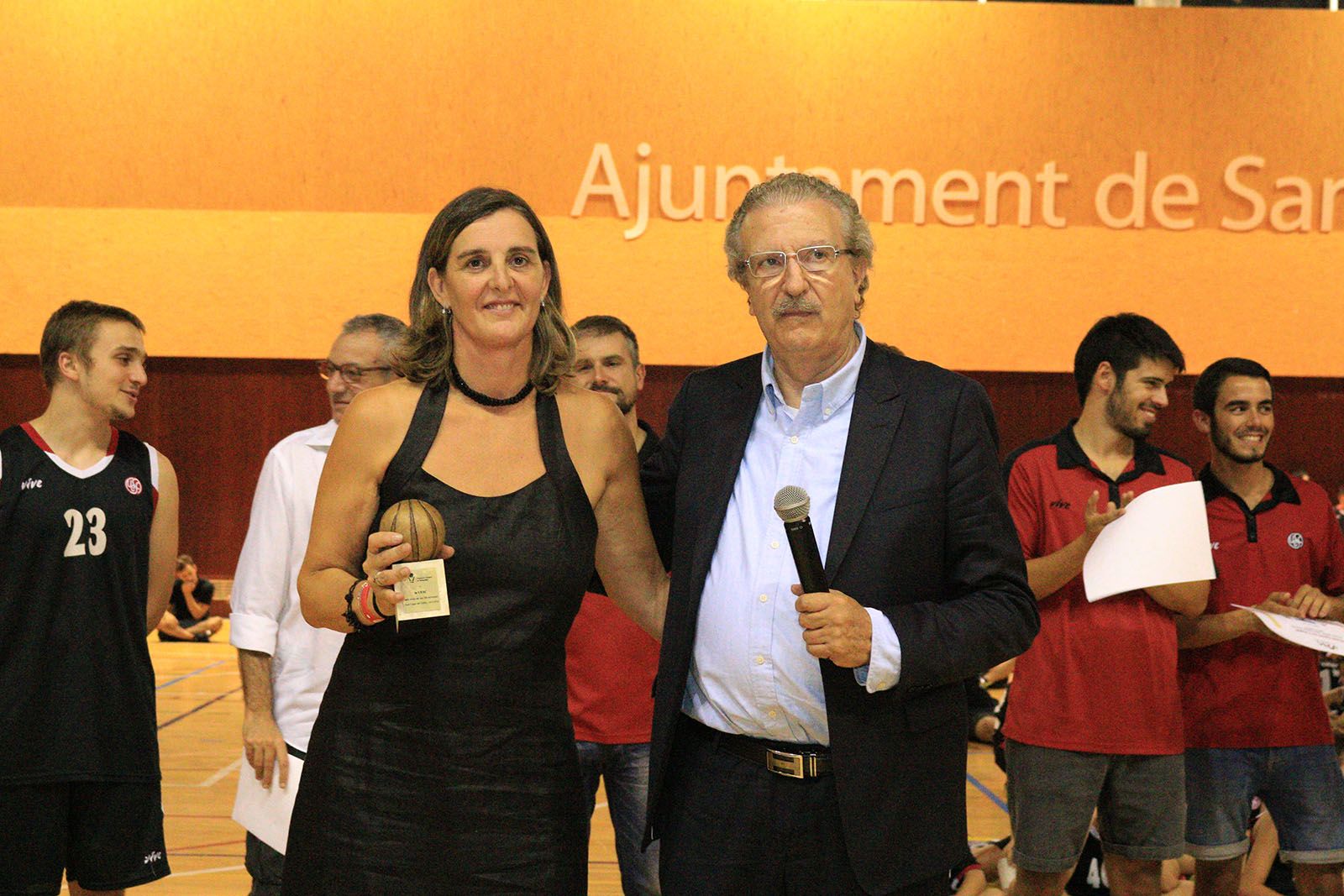 Mònica Mateu ha rebut un detall del president de la Federació Catalana de Bàsquet pels 30 anys del club. FOTO: Laia Álvarez