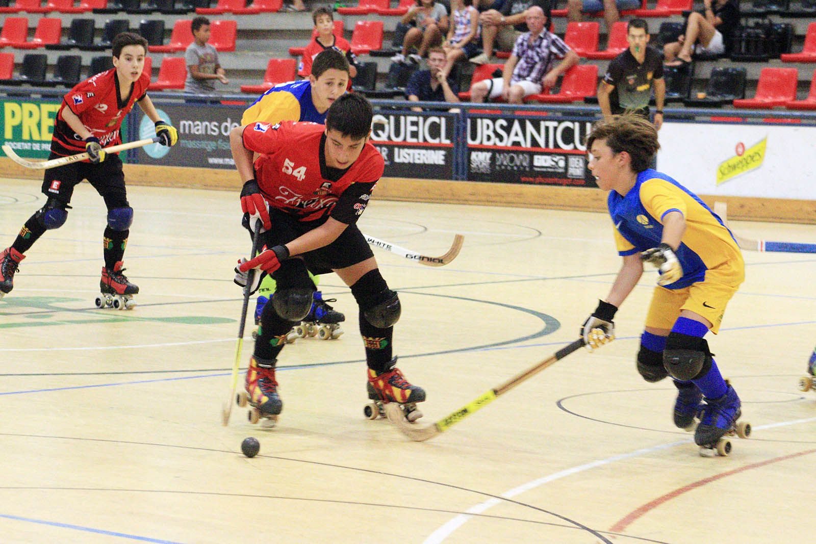 Un dels molts partits del torneig del PHC Sant Cugat. FOTO: Lali Álvarez
