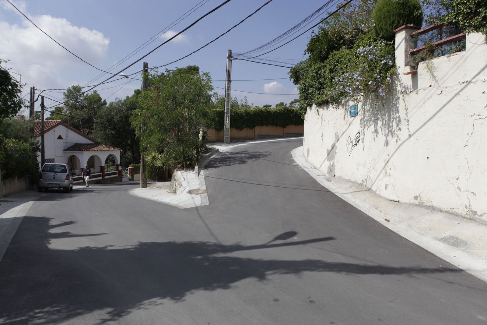 Dos dels carrers asfaltats al sector de la Muntanyesa a la Floresta FOTO: Artur Ribera