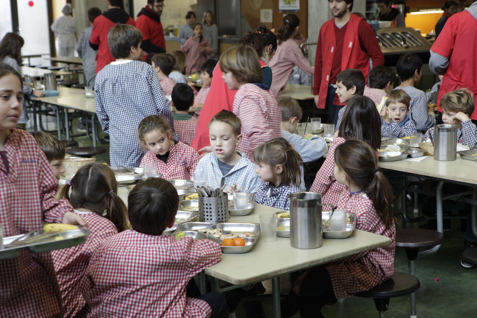 Uns infants dinen al menjador de l'escola Thau. FOTO: Artur Ribera