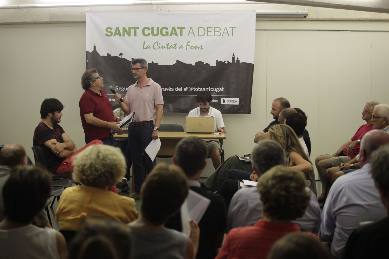 El Centre Social i Sanitari s'ha omplert de veïns pel debat organitzat pel TOT Sant Cugat FOTO: Artur Ribera
