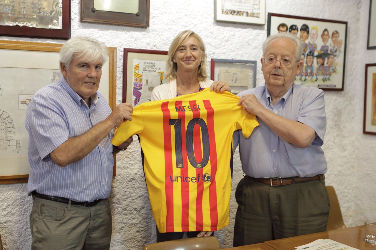 D'esquerra a dreta, Josep Maria Félez, president de la Penya Blaugrana, Susanna Pellicer, tintent d'alcalde i Esteve Sala, president de l'Ass.C.Parquinson. FOTO: Artur Ribera