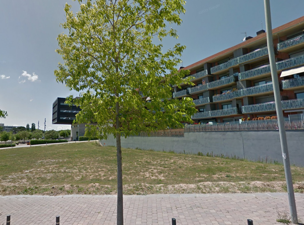 Imatge de la parcel·la on es construiran els habitatges. A darrera hi ha l'estació i l'edifici negre és el Volpelleres Centre FOTO: Google Maps