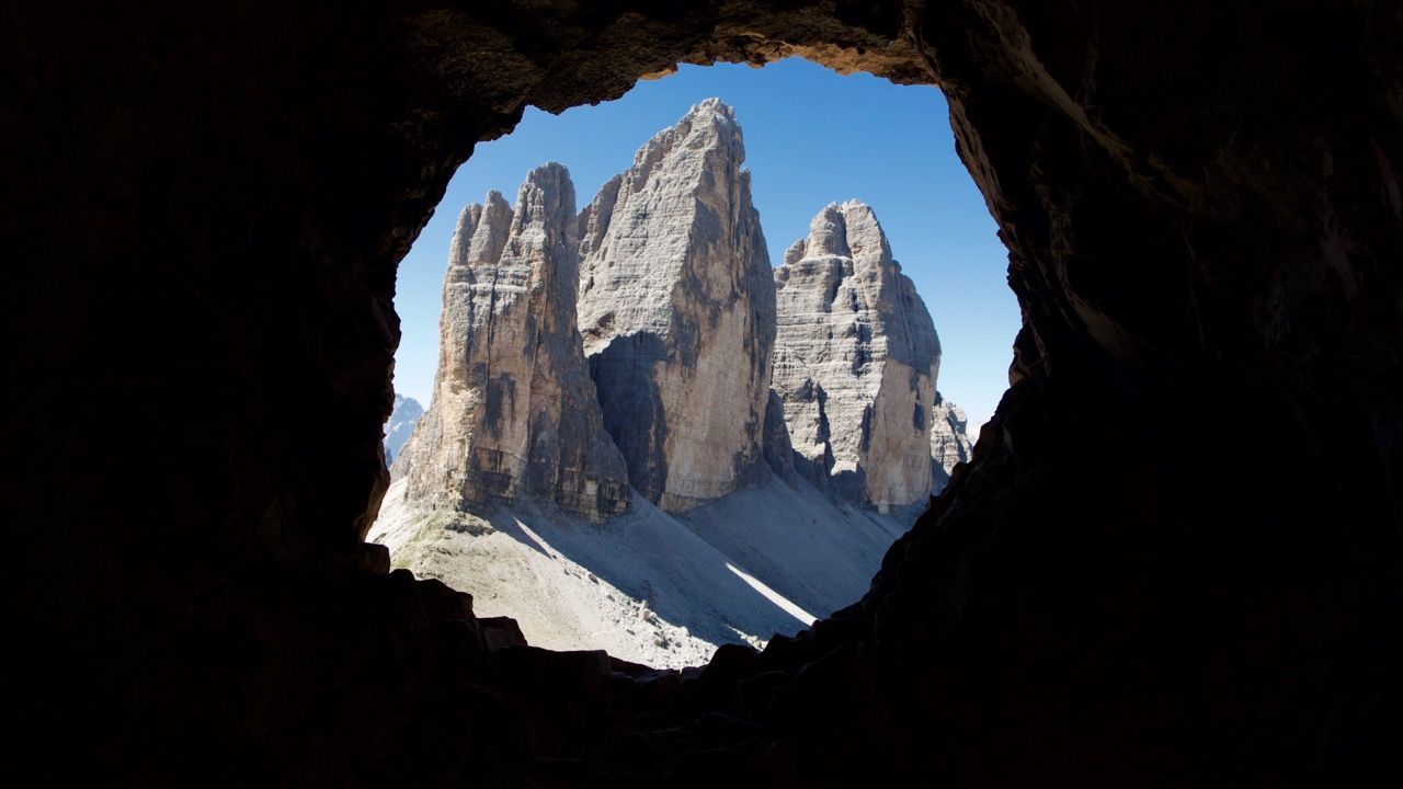 DAVID BOU MARTINEZ - Le Tre Cime de Lavaredo vist des d'una galeria de la I Guerra Mundial