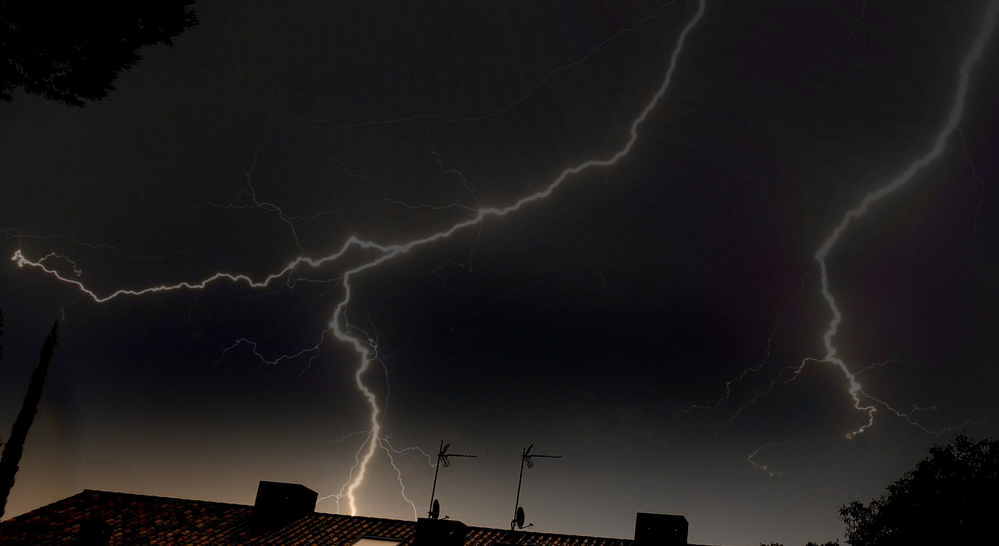 Imatge d'un llamp aquest 23 de setembre a Sant Cugat FOTO:  Joan Anton Català / Twitter: @estelsiplanetes