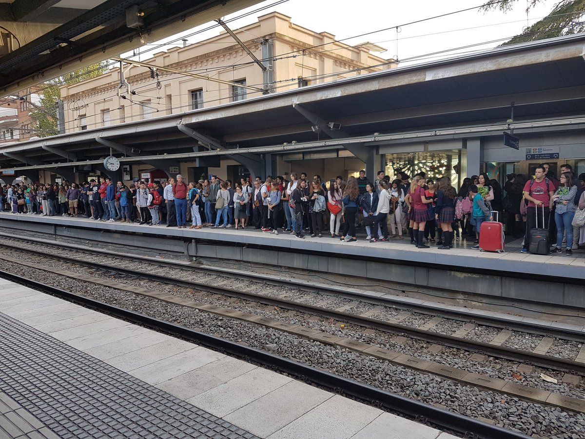 Centenars de santcugatencs el passat 26 de setembre a l'estació de Ferrocarrils de la Generalitat FOTO: Twitter: @r_cuartielles