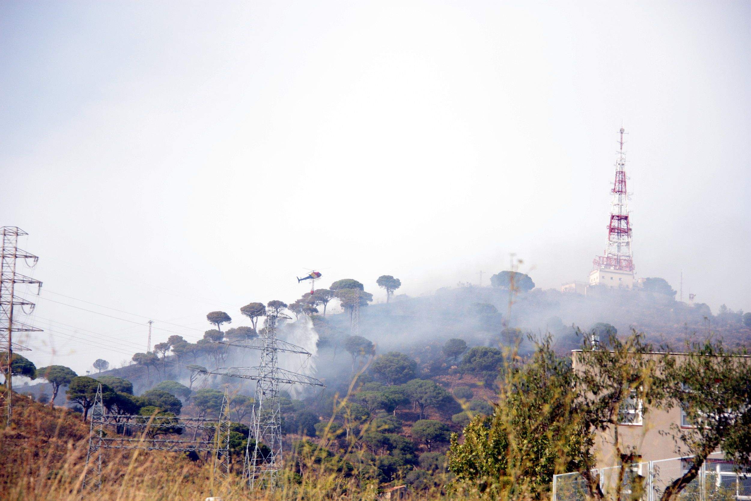 Un mitjà aeri de Bombers apagant l'incendi d'aquest 26 de setembre a Collserola FOTO: ACN