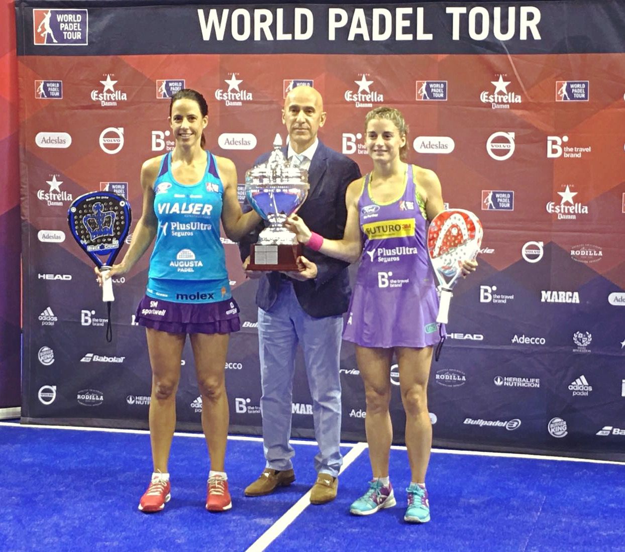 Marta Marrero i Alejandra Salazar, amb el trofeu. FOTO: WPT