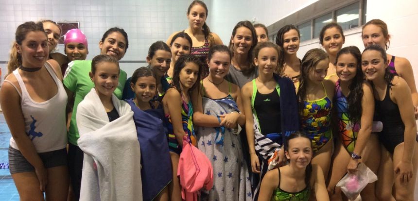 Cristina Salvador, amb les nenes del Club Sincro Sant Cugat. FOTO: @SincroStCugat 