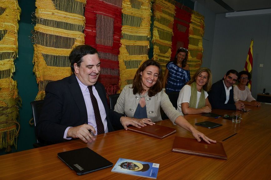 Moment de la signatura del conveni  FOTO: Localpres