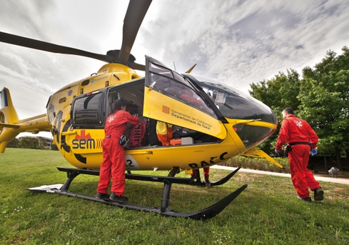 L'helicòpter del SEM deixa Sant Cugat FOTO: Artur Ribera 