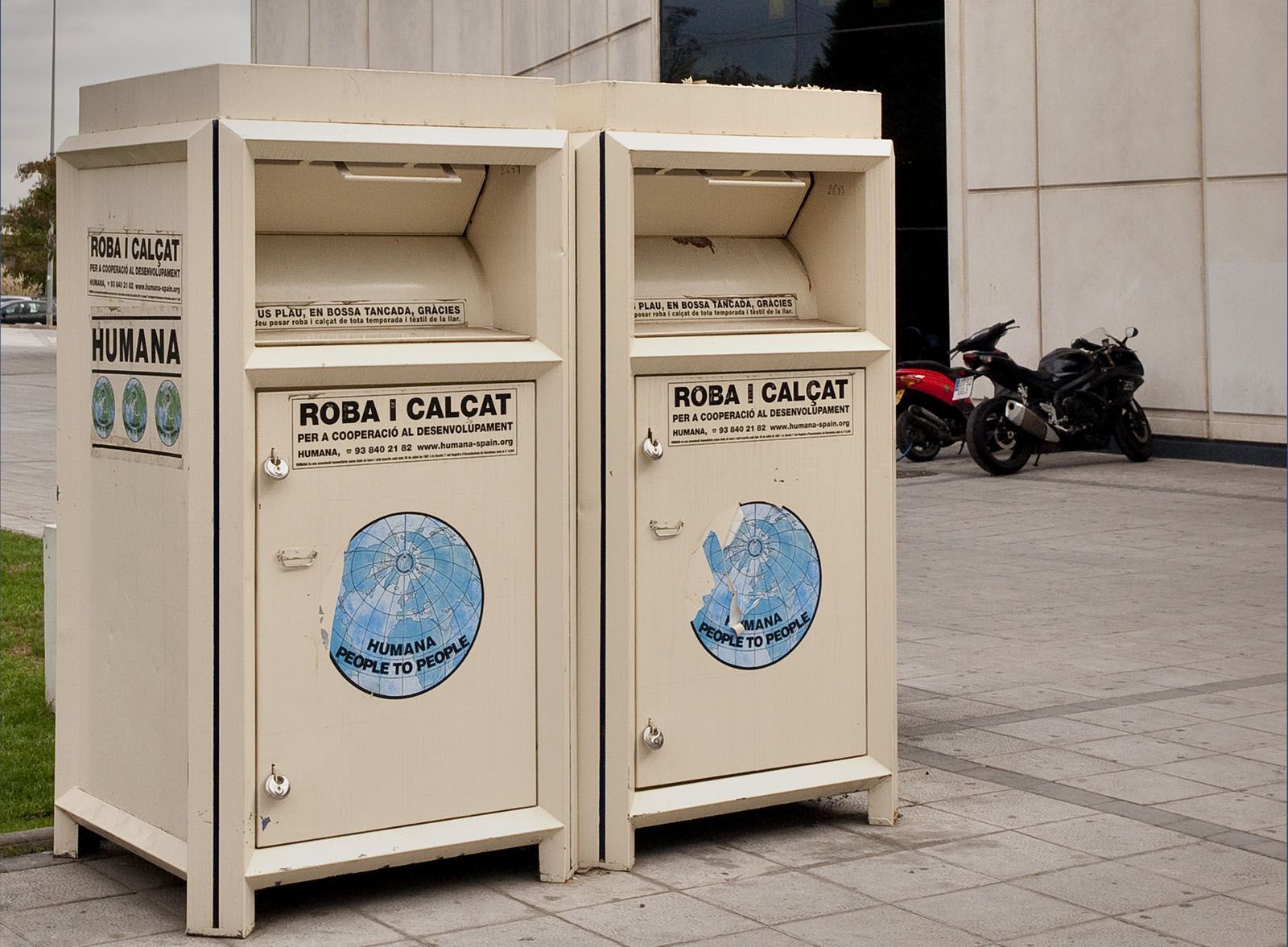 Dos dels contenidors que hi ha Sant Cugat de la Humana FOTO: Artur Ribera 