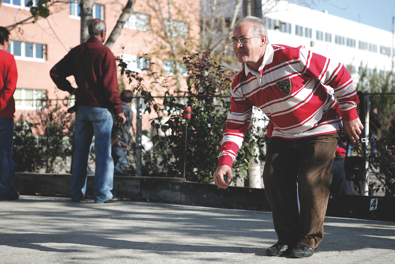Un home practica esport a les pistes de petanca del Parc de la Pollancreda FOTO: Artur Ribera