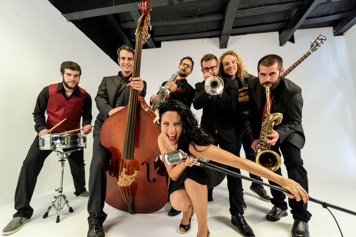 El santcugatenc Ignacio Sabadell (segon per l'esquerra) és el contrabaixista del grup  FOTO: Cedida