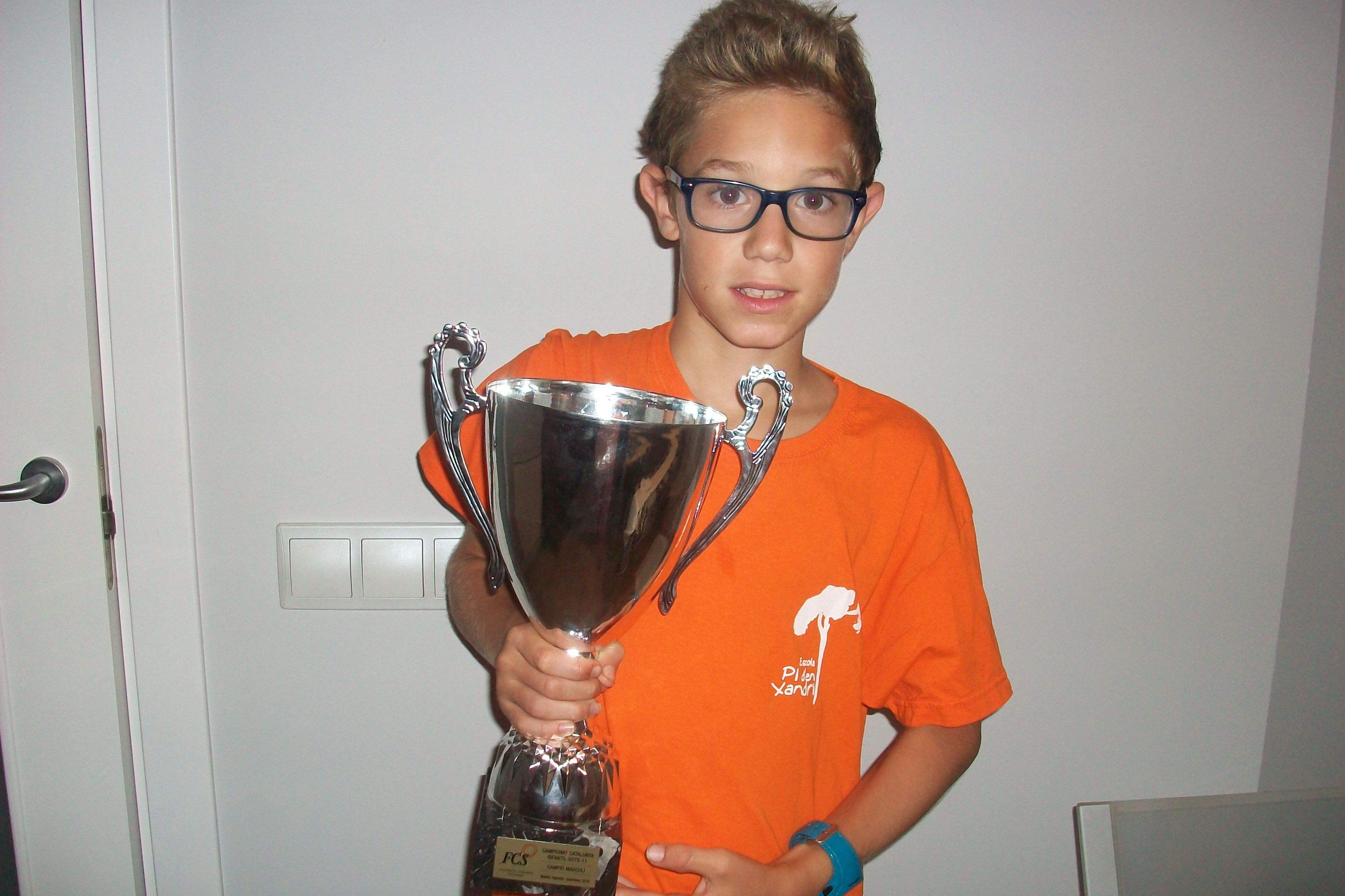 Marc Altarriba, amb el trofeu de campió de Catalunya d'esquaix. FOTO: Malibú Esportiu