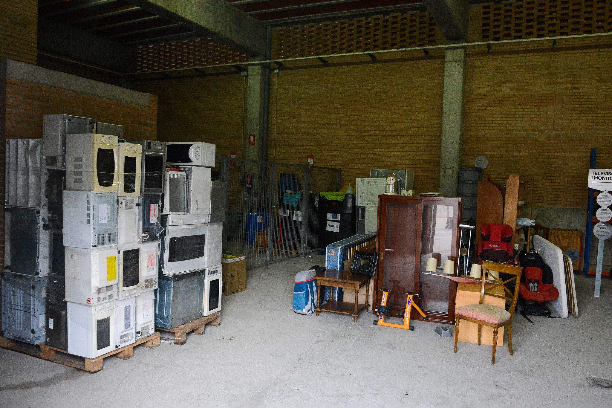 Els santcugatencs utilitzen el Punt Verd per deixar deixalles FOTO: Localpres