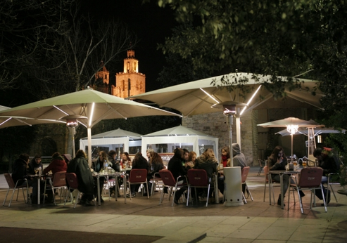  Les terrasses de la plaça Augusta, al costat del Monestir FOTO: Artur Ribera 