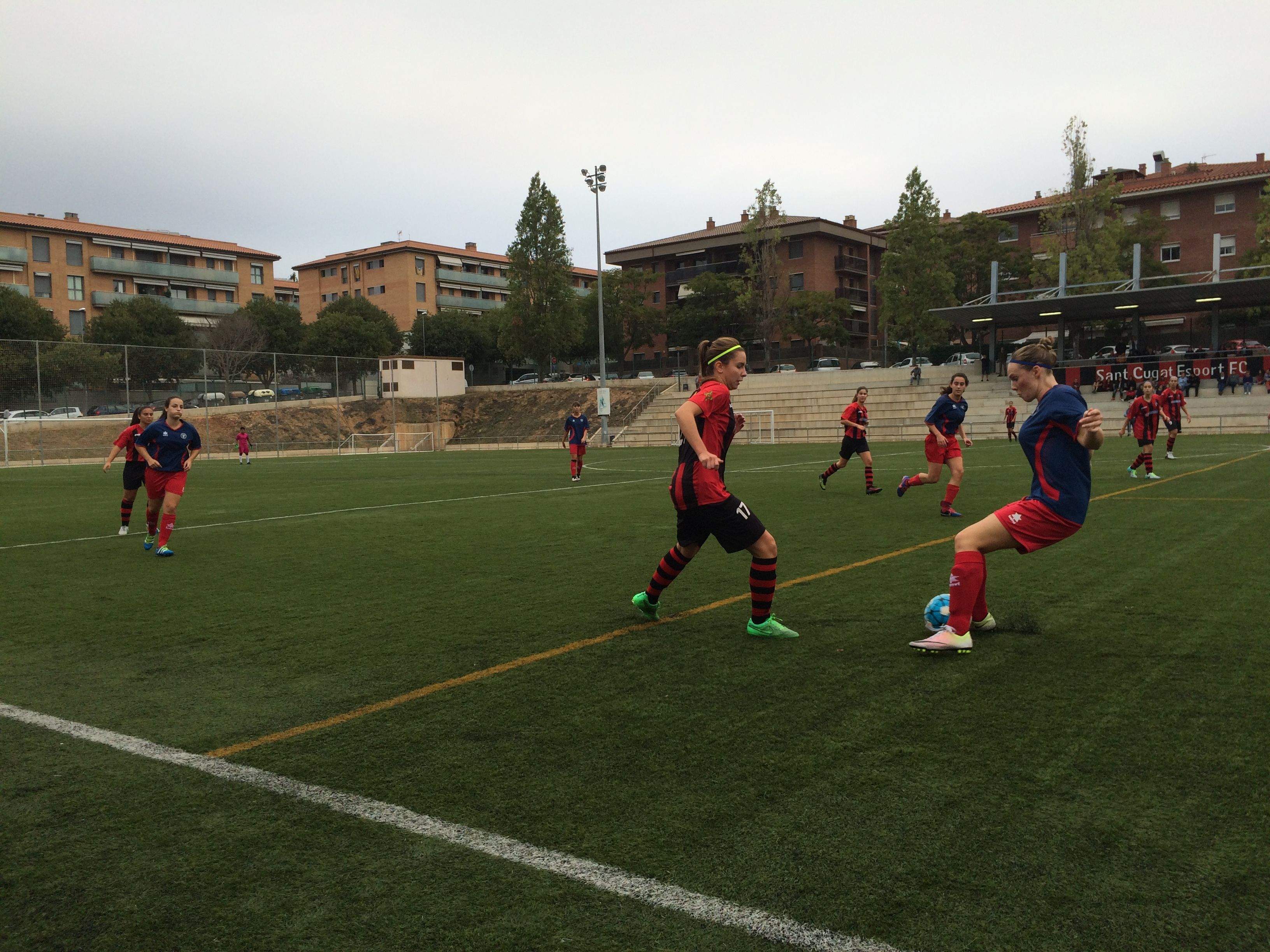 La vermell-i-negre Feliu ha estat l'autora del primer gol santcugatenc. FOTO: Àlex López Puig