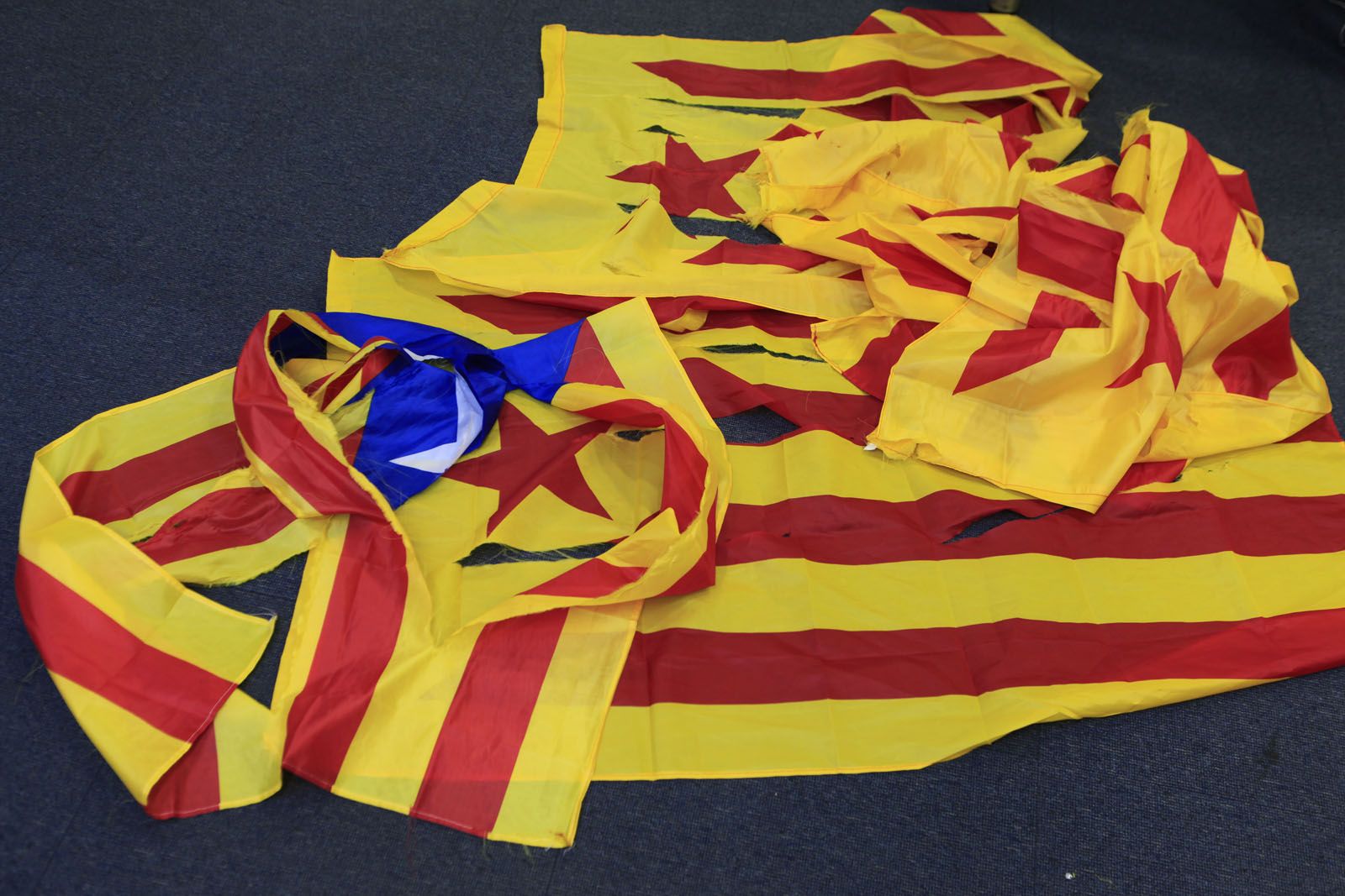 Les banderes estripades que s'han deixat aquest 11 d'octubre a la porta del TOT FOTO: Artur Ribera