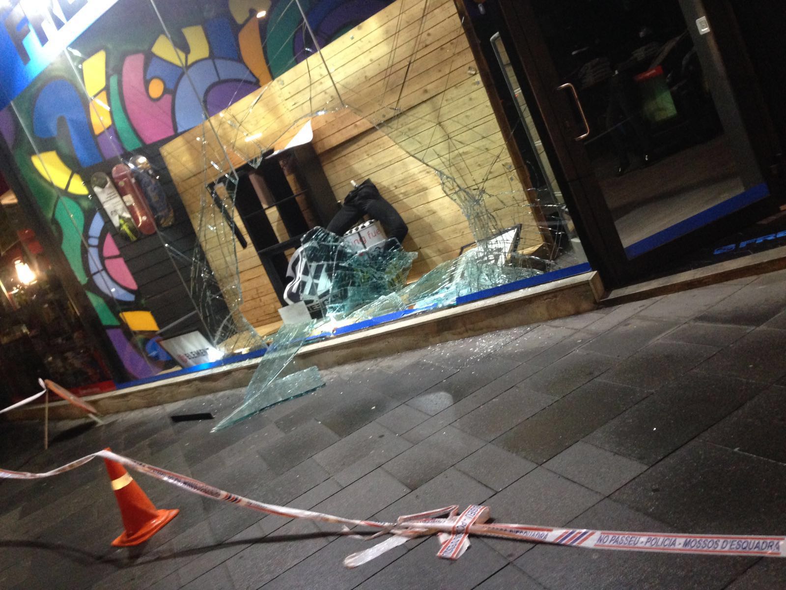 Imatge de la botiga amb els vidres rebentats a la rambla del Celler FOTO: Cedida