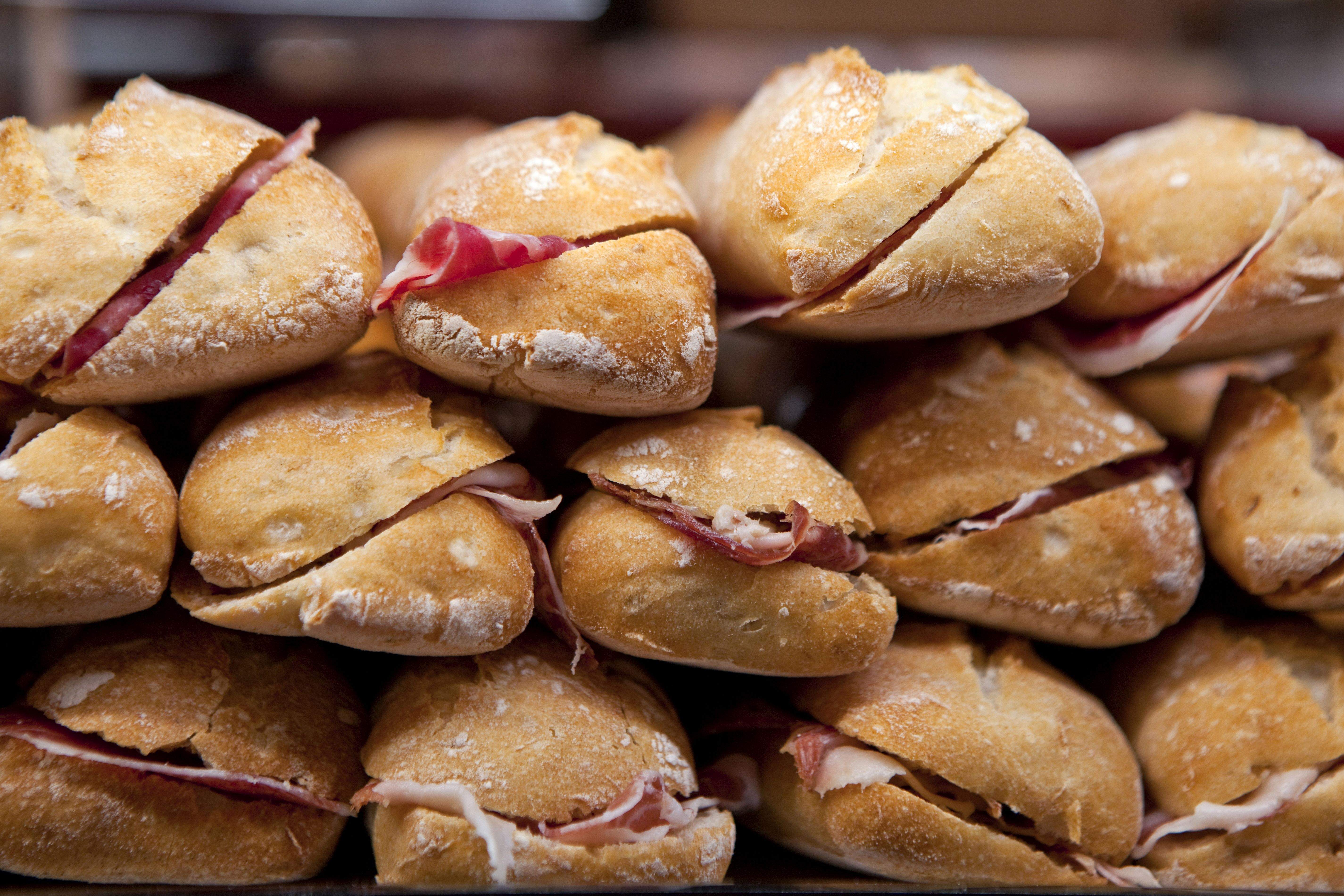 L'ONG reparteix menjar a persones sense sostre