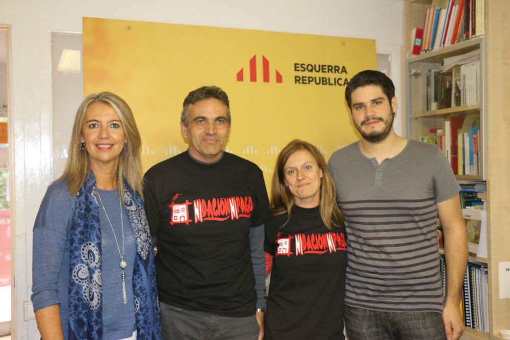 Els regidors d'ERC a Sant Cugat, amb representants del moviment Ni dación ni pago FOTO: ERC-MES