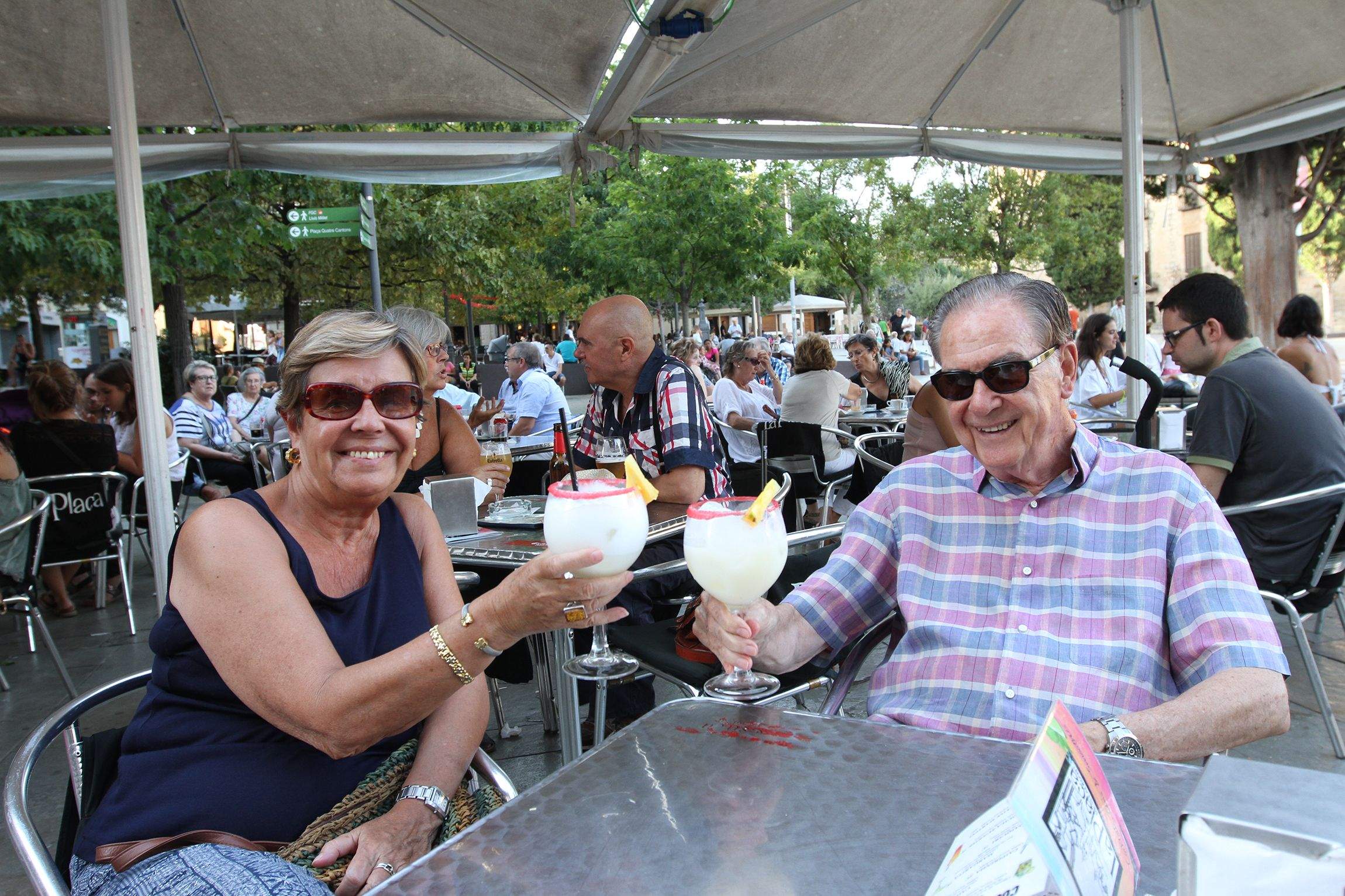 El 53,71% dels santcugatencs diuen que estan bastant satisfets de viure a la ciutat. Imatge d'una parella a la plaça d'Octavià FOTO: Haidy Blanch