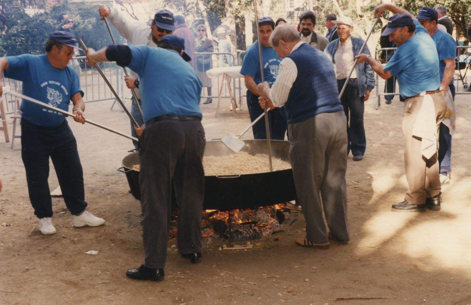 El Centro Castellano Manchego durant la preparació de les famoses Migas, 1997. FOTO: Mané Espinosa