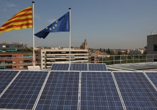  Les plaques que hi ha sobre l'edifici consistorial FOTO: Arxiu