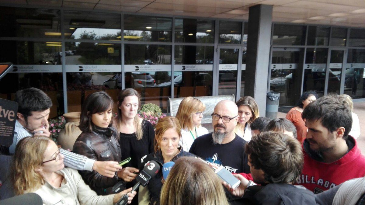 Els membres d'UGT valorant la situació de l'Hospital General a Sant Cugat FOTO: UGT