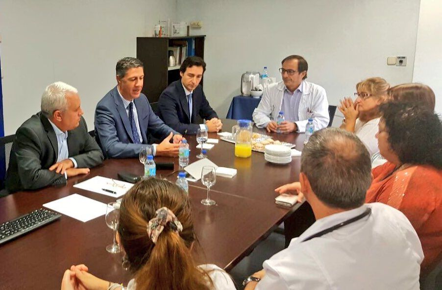 Garcia Albiol i el regidor del PP a Sant Cugat, Álvaro Benejam, reunits amb treballadors i direcció de l'Hospital General FOTO: Partit Popular