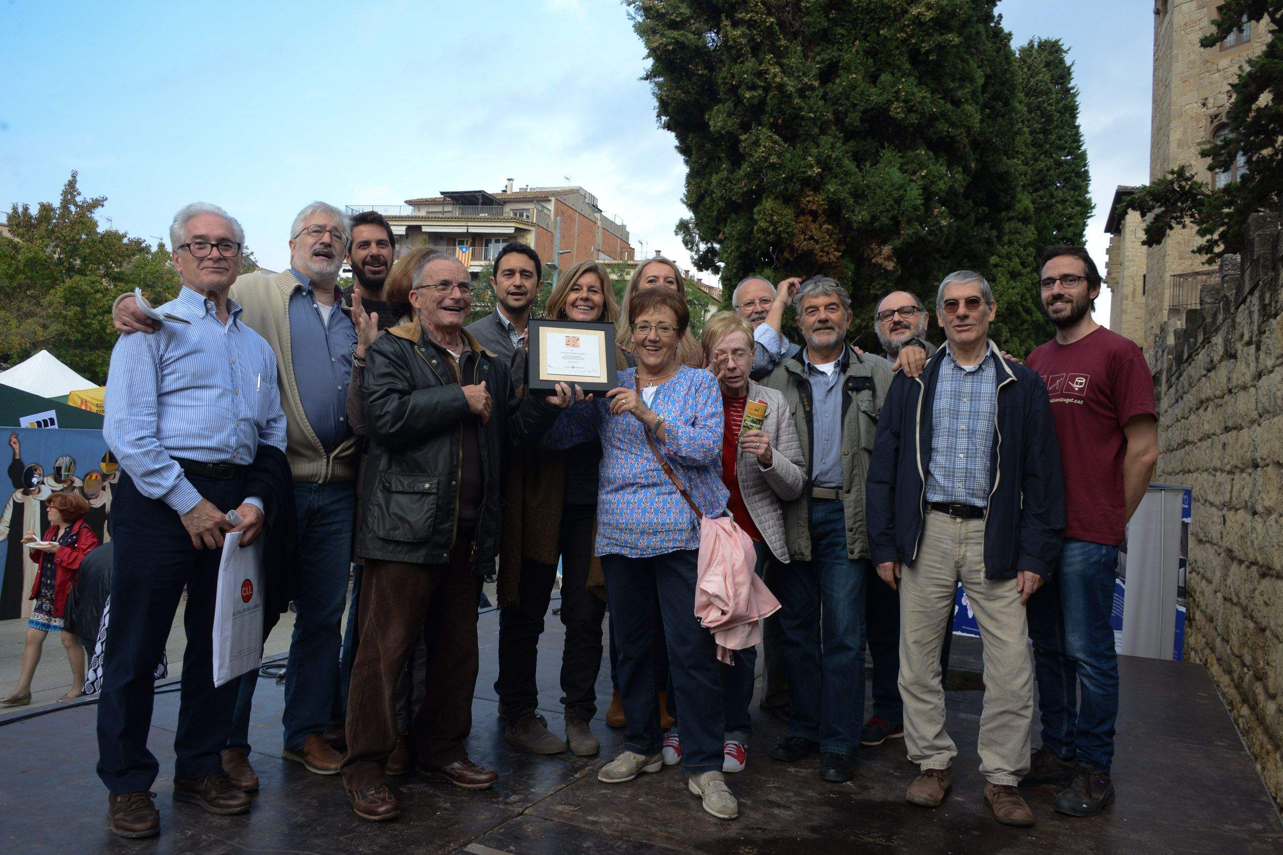 L'Ajuntament ha lliurat una placa als impulsors de la Festa de Tardor FOTO: Localpres