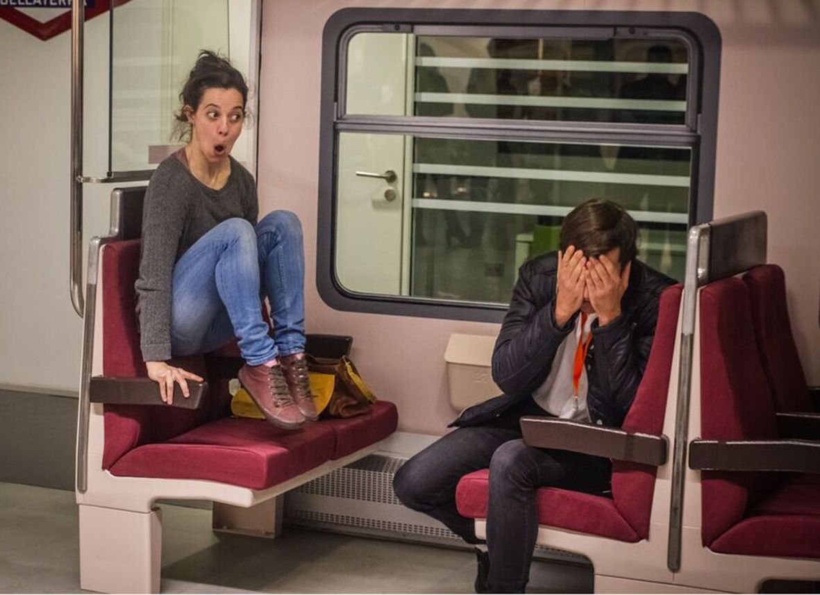 Dos actors simulant conductes incíviques en els Ferrocarrils de la Generalitat FOTO: Diputació de Barcelona