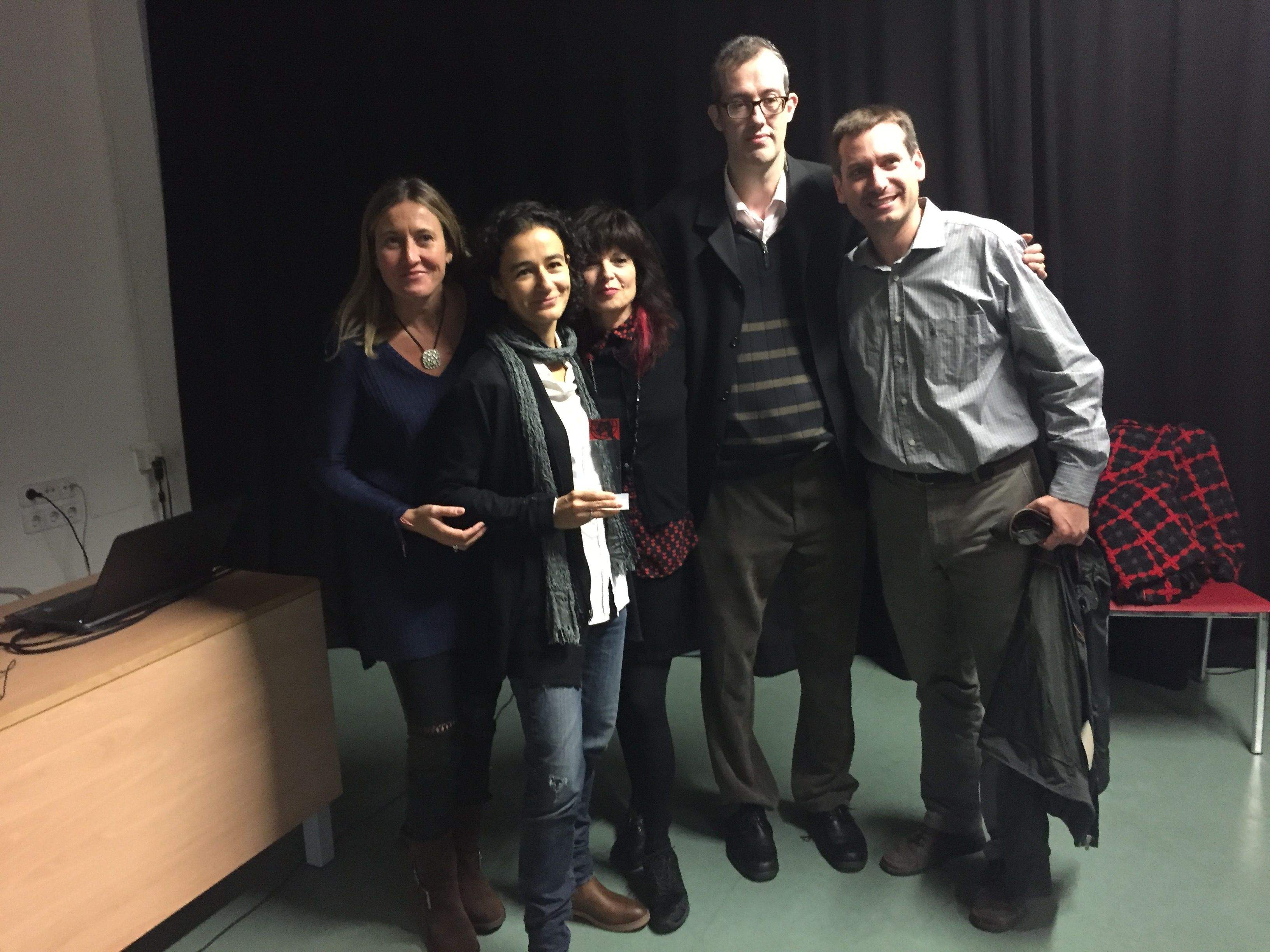 Eva Norverto i Jordi Riera Riviere (segona i quart per l’esquerra) amb el premi al millor curt  FOTO: Josep Amorós