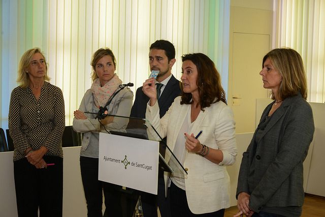 L'alcaldessa Mercè Conesa acompanyada de Susanna Pellicer, Joana Barbany, Damià Calvet i Carmela Fortuny FOTO: Localpres 
