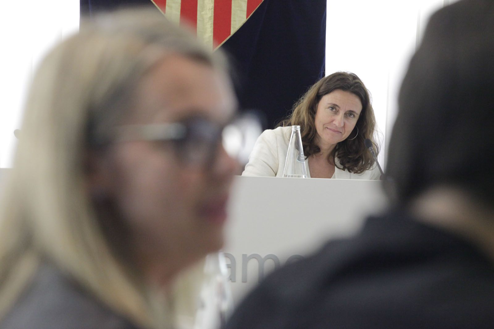 Mireia Ingla (ERC-MES) i l'alcaldessa Mercè Conesa. Foto: Artur Ribera