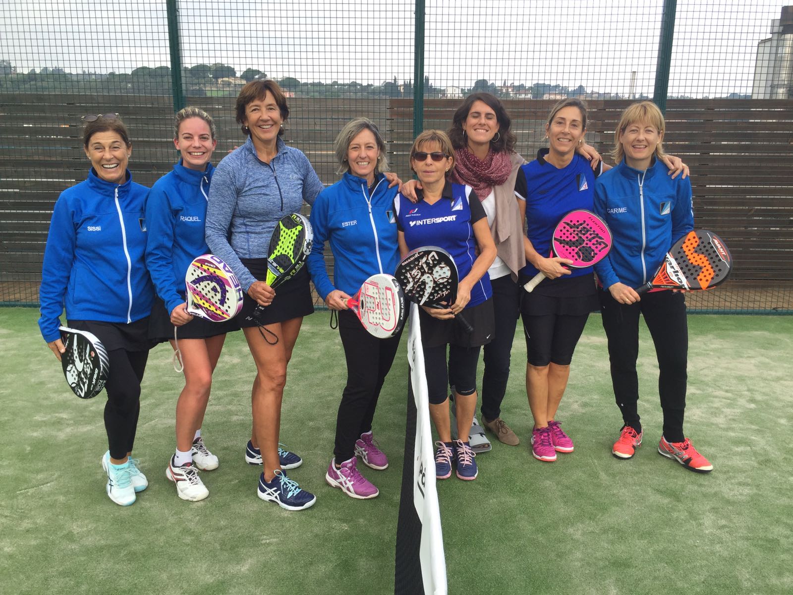 El Junior FC, en l'últim partit. D'esquerre a dreta Isabel Puig, Raquel Riba, Aurea Gómez, Ester Sanz, Carme Valls, Elena Aromir, Amparo Sirvent, Núria Salvador. FOTO: Jose Luís Sirvent