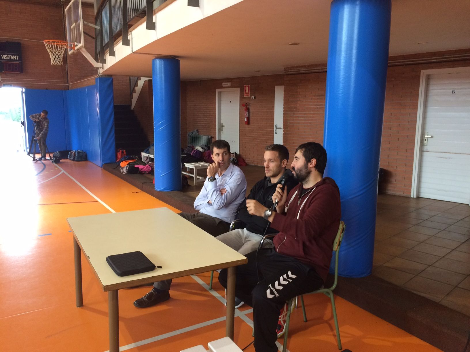 D'esquerre a dreta, Xavi O'Callaghan, Víctor Tomàs i David López, director de l'escola Catalunya. FOTO: À. L. P. 