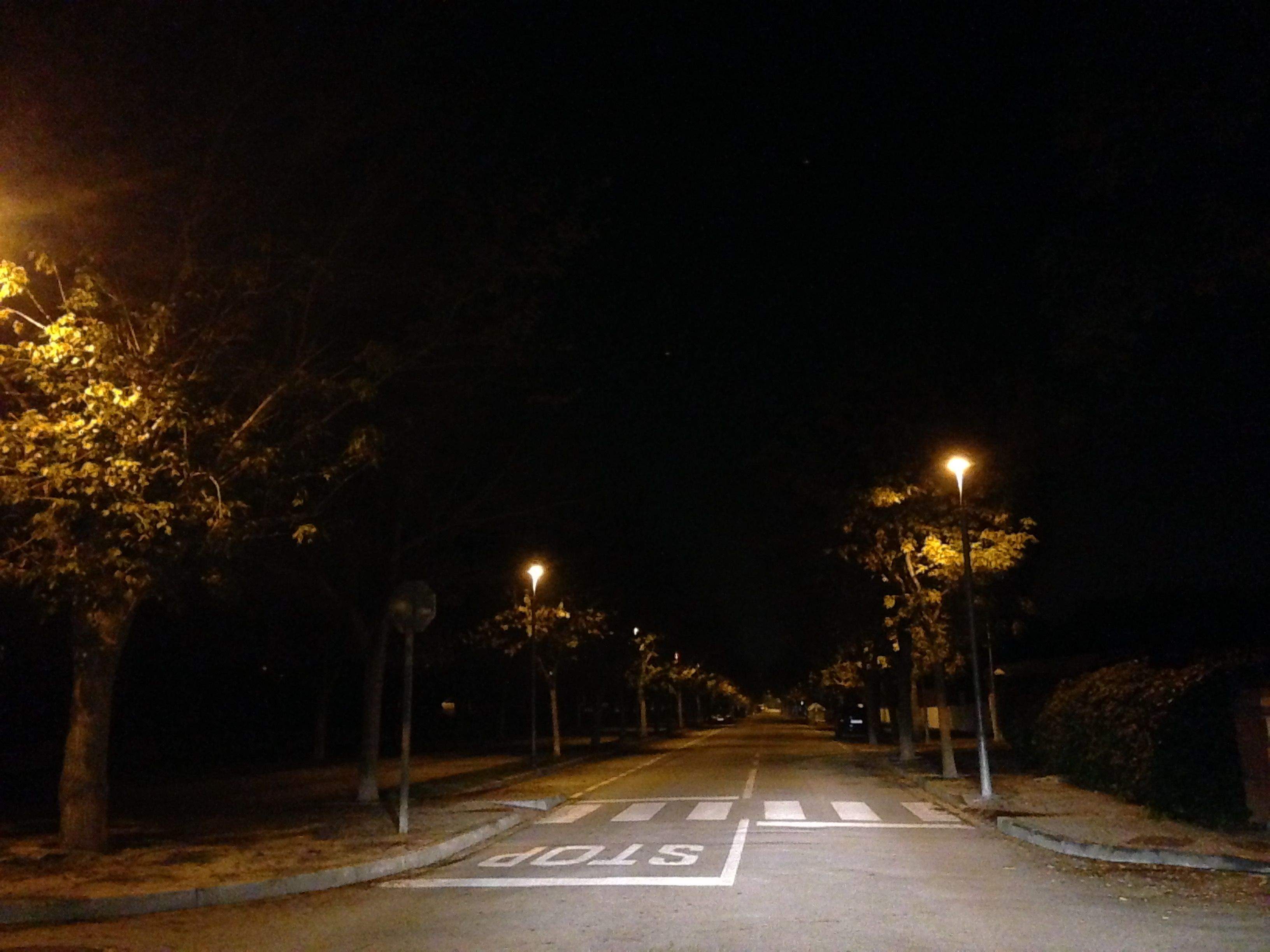 La falta de llum al barri preocupa els veïns  FOTO: C. Caballé