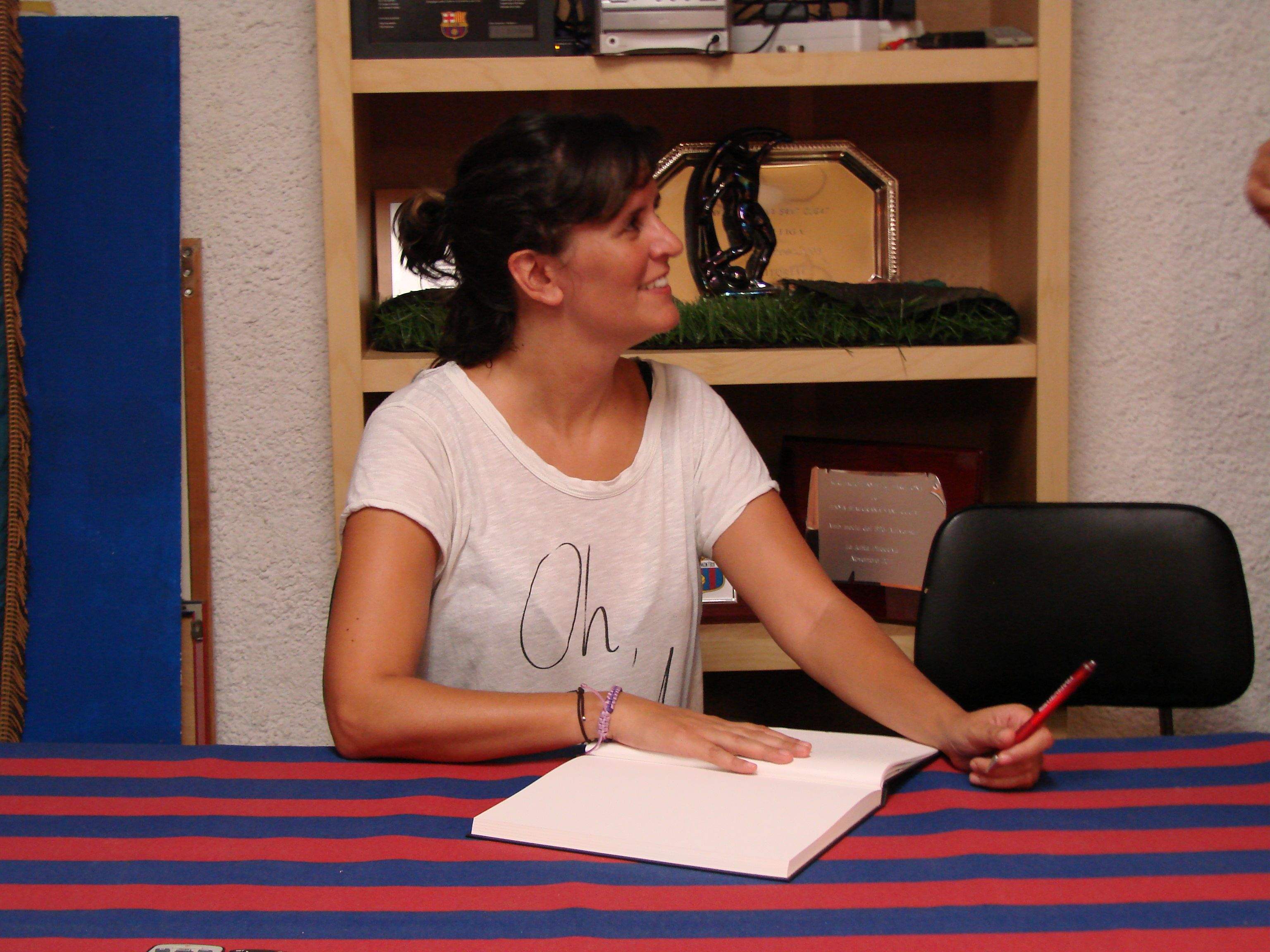 Sandra Casat ha signat en el Llibre d'Honor de la Penya Blaugrana Sant Cugat. FOTO: PBSC
