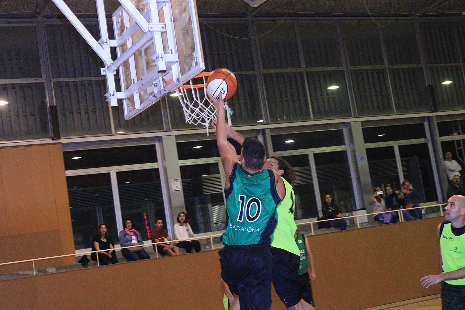 El Club Joventut Badalona ha guanyat a l'equip de bàsquet de veterans de Sant Cugat. FOTO: Lali Álvarez 