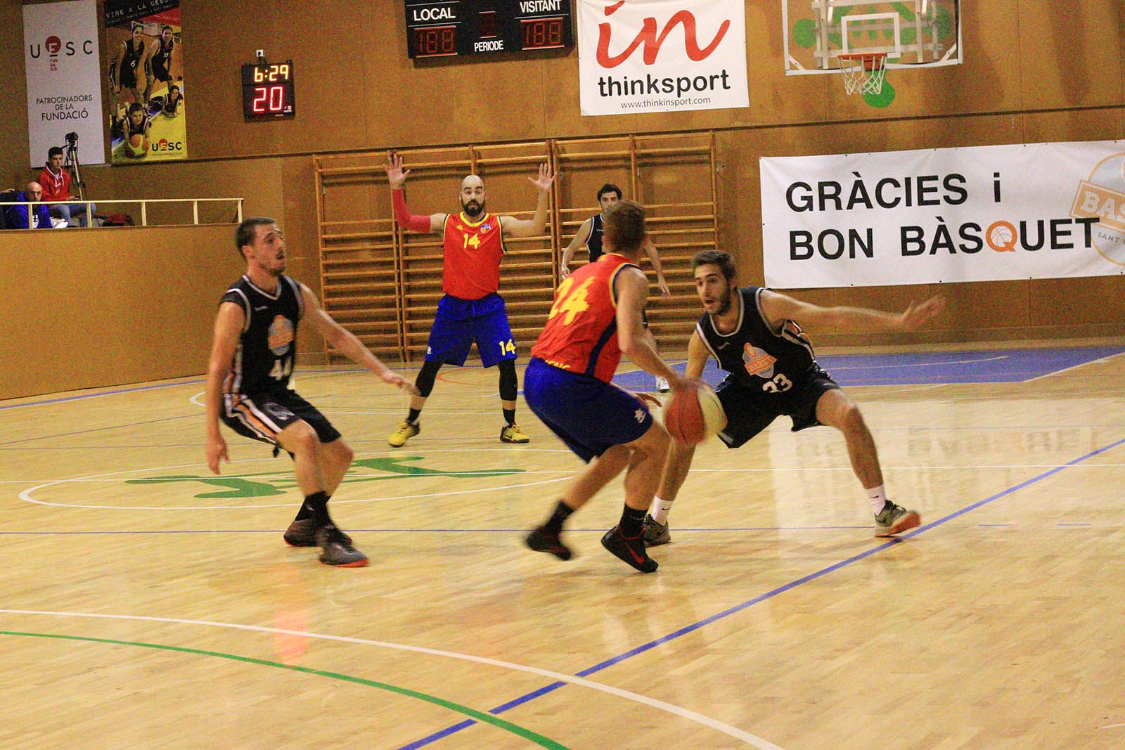 Partit de lliga de bàsquet. Qbasket Sant Cugat FC-FC Martinenc. Foto: Lali Álvarez