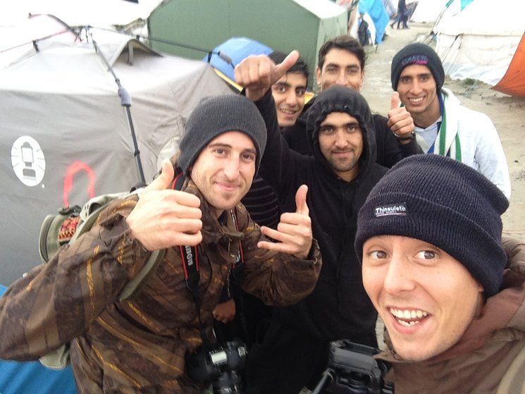 Velázquez i Dimant durant la seva estada al camp de Refugiats FOTO: Cedida Facebook La Jungle, el documental 