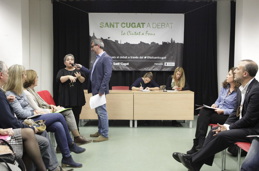 De Juan, en una de les seves intervencions, junt a Vallès FOTO: Artur Ribera